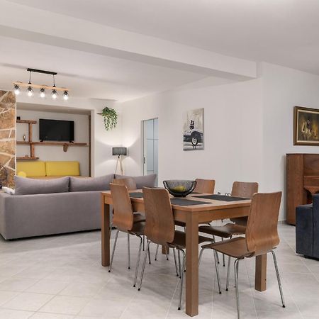 Domelia'S Luxury Apartments Near Airport & Beach Artemida  Exteriör bild